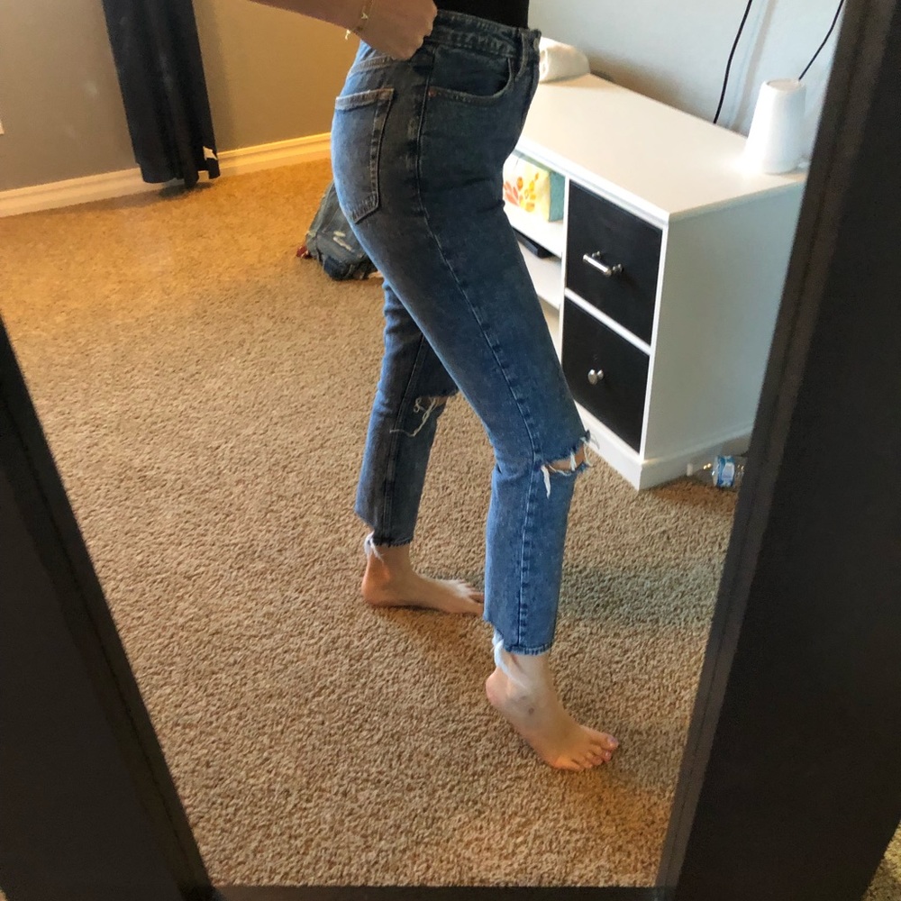 A&F HIGH RISE JEANS RIPPED AT KNEE